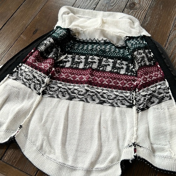 Adorable little girls, zipper hooded cardigan with llamas ￼SZ 4-5 - Picture 6 of 11